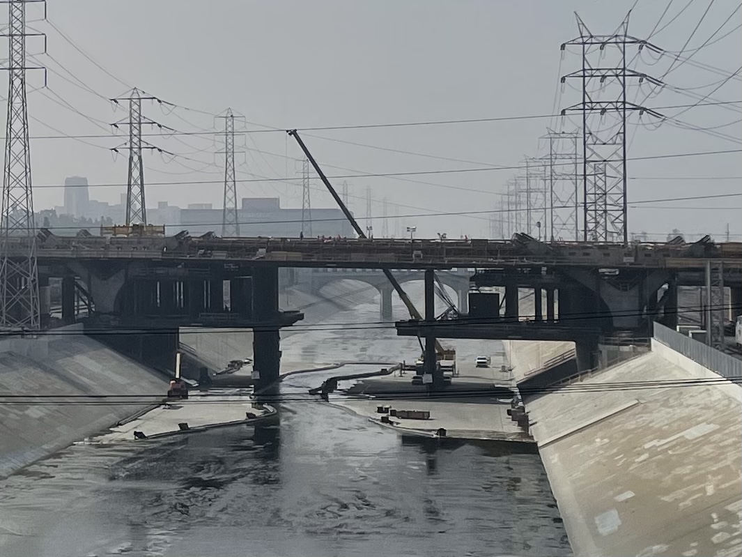 You can spot the original 1910 Seventh Street Bridge framed by the Sixth Street construction